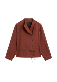 Roestbruin button-down jack met lange mouwen, asymmetrische kraag en een tailleceintuur, plat neergelegd op een witte achtergrond.