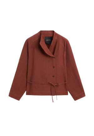 Giacca marrone ruggine con bottoni, maniche lunghe, colletto asimmetrico e cintura da annodare in vita, distesa su uno sfondo bianco.