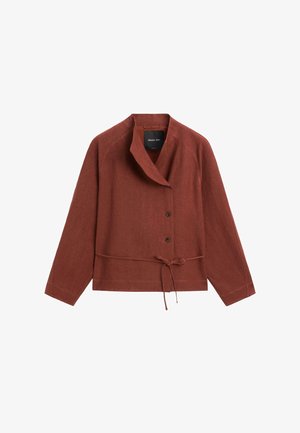 Giacca marrone ruggine con bottoni, maniche lunghe, colletto asimmetrico e cintura da annodare in vita, distesa su uno sfondo bianco.