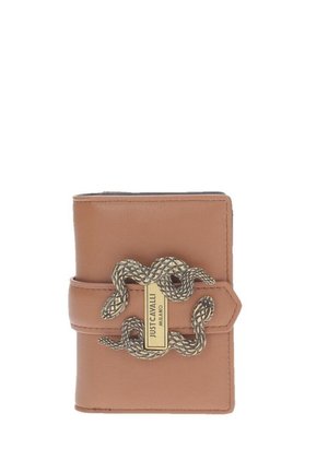Cartera de cuero marrón con decoración metálica de serpiente y placa con el logo Just Cavalli Milano en la solapa del cierre frontal.