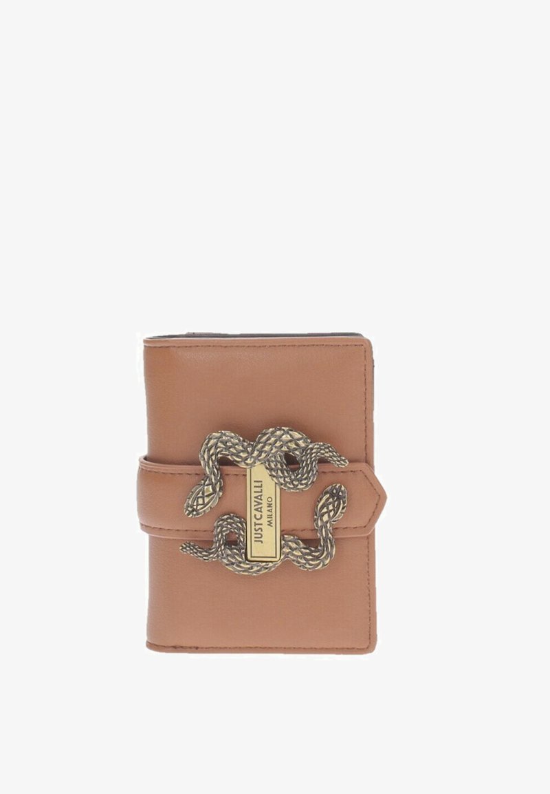 Cartera de cuero marrón con decoración metálica de serpiente y placa con el logo Just Cavalli Milano en la solapa del cierre frontal.