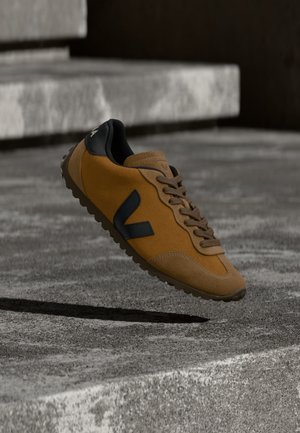 Veja GT - Sportcipő - cognac/black