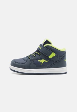 Baskets montantes en matériau synthétique bleu marine avec des accents vert lime. Dotées d'une sangle en Velcro et d'une semelle texturée pour plus d'adhérence et de soutien.