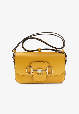 Gele leren schoudertas met goudkleurige metalen gesp en "GUESS"-logo, verstelbare band met zwarte rand, rechthoekige vorm.