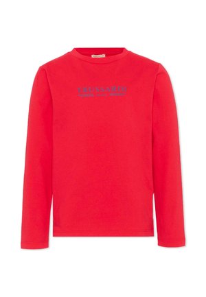 Rood shirt met lange mouwen en een ronde hals met blauw "Trussardi Milano" logo in het midden van de borst.