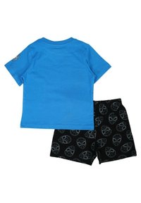 T-shirt en coton bleu à manches courtes et col rond, associé à un short noir avec un motif de toile d'araignée et une taille élastique.
