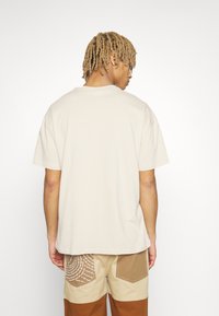 Puma CLASSICS TEE - T-paita - granola