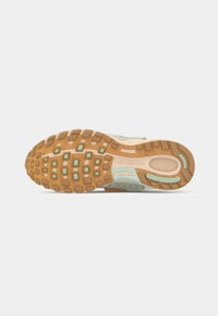 Nike Air Pegasus futócipő talpa, melyen bézs, mentazöld és barnás gumi talpmintázat és textúrázott tapadási minta található.