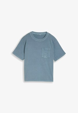 Niebieski t-shirt z krótkim rękawem i okrągłym dekoltem, z małą kieszonką na piersi, na której znajduje się delikatny biały napis: "Do zrobienia: Żyj chwilą."