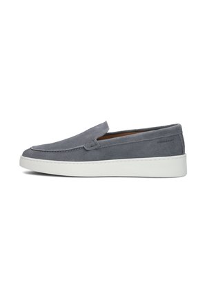 Chaussure slip-on en cuir suédé gris avec une semelle en caoutchouc blanc, dotée d'un bout rond et de détails cousus le long de la couture. Logo de la marque sur le talon.