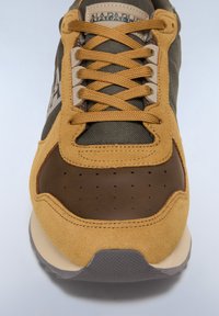 Sneaker da uomo in suede marrone e senape e tessuto. Punta rotonda, collo imbottito, dettagli beige e forature sulla parte anteriore della scarpa.