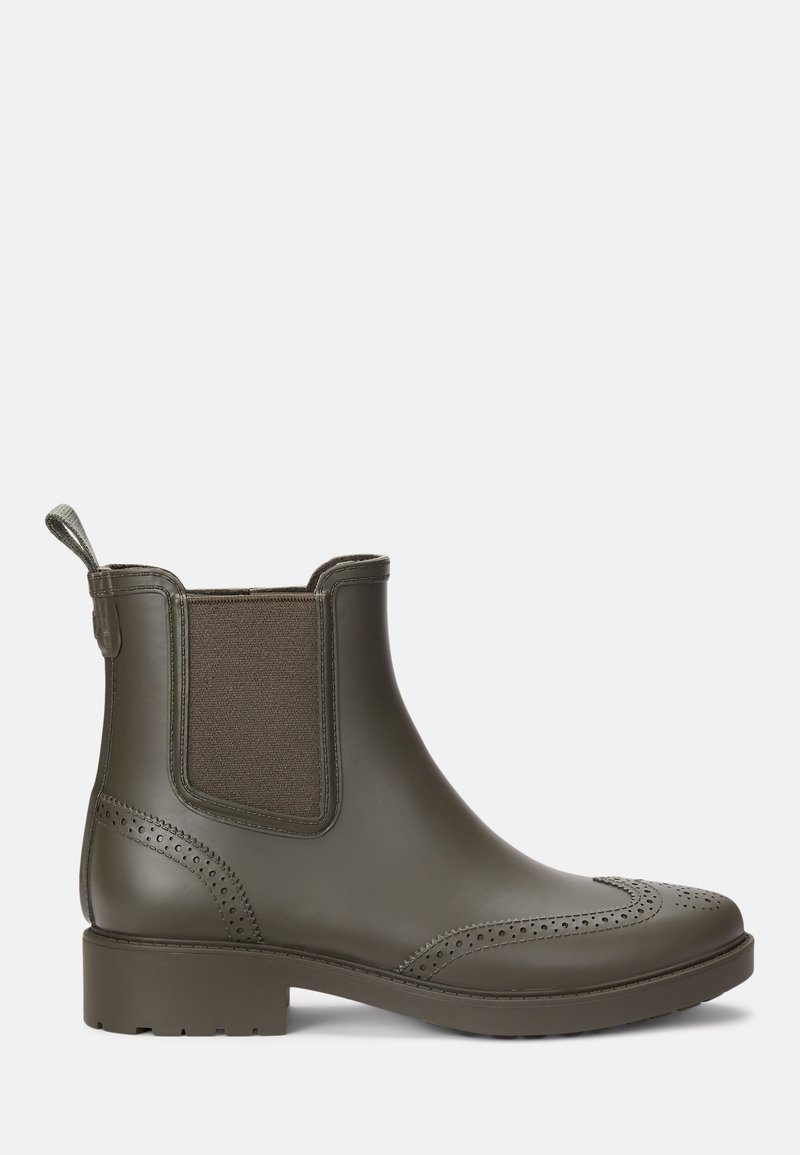 Bota Chelsea em borracha verde-oliva com painéis laterais elásticos, detalhes em brogue, uma aba para puxar e uma sola texturizada para aderência.