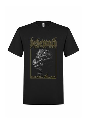 Camiseta negra con gráfico de manos detalladas sosteniendo un rosario con cruz, "behemoth" en fuente gótica arriba y "MALARIA VLIGATA" debajo.