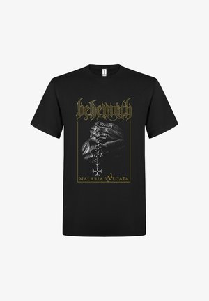 Camiseta negra con gráfico de manos detalladas sosteniendo un rosario con cruz, "behemoth" en fuente gótica arriba y "MALARIA VLIGATA" debajo.