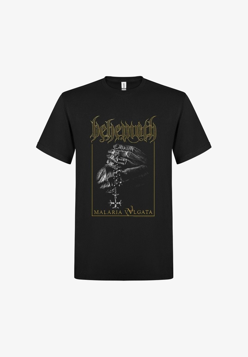 Zwart t-shirt met een afbeelding van gedetailleerde handen die een rozenkranskruis vasthouden, "behemoth" in gotisch lettertype erboven en "MALARIA VLIGATA" eronder.