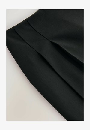 Svart tyg med plisserad design, med en mjuk textur och vikta detaljer. Materialet verkar lätt och lämpligt för formell klädsel.