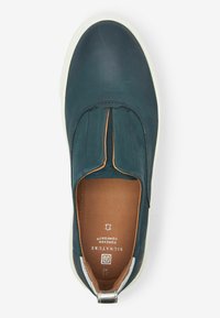 Marineblaue Leder-Schlüpfschuhe mit einer strukturierten Oberfläche, hellem Innenfutter, elastischen Seitenelementen und einer weißen Gummisohle. Gestepptes Detail in der Nähe der Zehen.