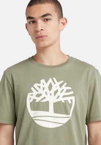 Timberland KENNEBEC RIVER TREE LOGO SHORT SLEEVE TEE - T-shirt print - cassel earth
