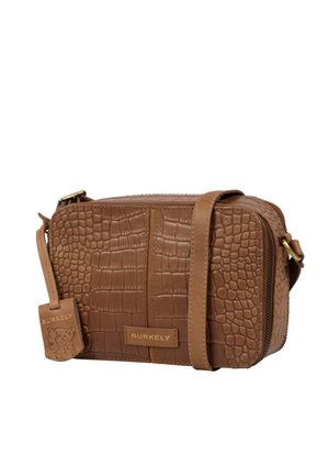 Bruine nepcrocodillenleren crossbodytas met ritssluiting, verstelbare band en geperst merkembleem. Gestructureerd oppervlak met accentdetails.