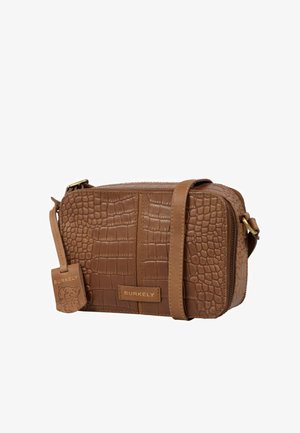 Bruine nepcrocodillenleren crossbodytas met ritssluiting, verstelbare band en geperst merkembleem. Gestructureerd oppervlak met accentdetails.