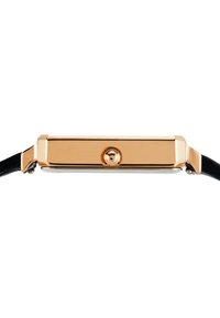 Boîtier de montre rectangulaire doré, cadran lisse argenté, couronne sur le côté, bracelet en cuir noir, design minimaliste avec finition polie.