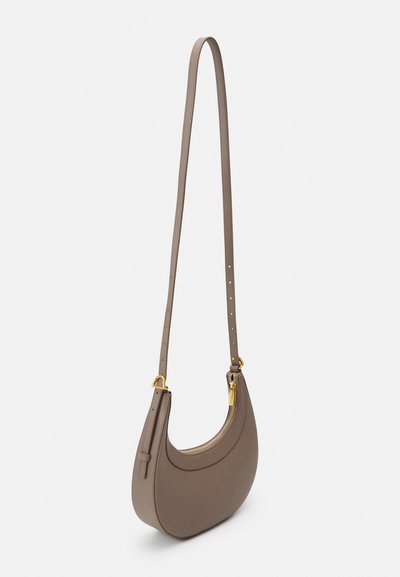 Sac à main en cuir marron, de forme courbée, avec des accessoires en or et une bandoulière réglable. Doté d'une fermeture à glissière pour une sécurité accrue.