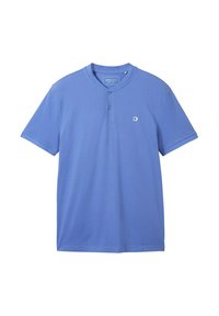 Modrá košile s krátkým rukávem a henley límcem, s třemi knoflíky na čelním zapínání a malým bílým logem na levém prsu. Bavlněný materiál.