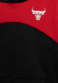 Felpa con cappuccio rossa e nera con un logo di toro sul petto. Realizzata in un tessuto morbido con un design a blocchi di colore in contrasto.