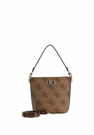 Borsa Guess marrone con motivo monogramma, emblema logo in oro, tracolla singola per la spalla e una tracolla incrociata aggiuntiva regolabile posta accanto.