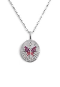 Colgante de plata con una mariposa decorada con acentos en rosa y púrpura, rodeada de estrellas y rayos, engastado con pequeñas piedras brillantes. Cadena incluida.