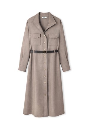 Lunga vestito beige con colletto, due tasche sul petto, bottoni dorati e una cintura nera in vita. Realizzato in tessuto strutturato.