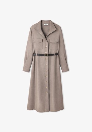 Langes beiges Kleid mit Kragen, zwei Brusttaschen, goldenen Knöpfen und einem schwarzen Gürtel in der Taille. Aus strukturiertem Stoff gefertigt.