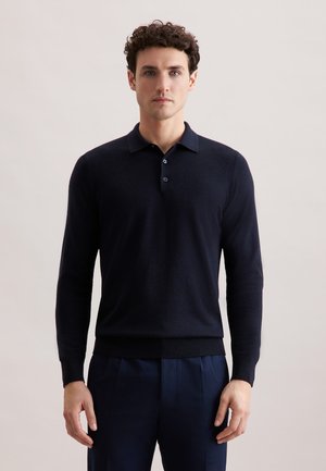 Marineblaues Langarm-Polohemd mit einem Flachkragen, einer Knopfleiste mit drei Knöpfen und einem taillierten Saum. Weicher Stoff mit einer glatten Textur.