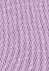 Tissu tricoté de couleur violette claire avec une texture uniforme et des points fins, présentant une sensation douce et élastique adaptée à diverses applications.