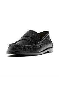Schwarze Lederloafers mit einer strukturierten Oberfläche, die ein dekoratives gesticktes Design und eine flache Gummisohle aufweisen.