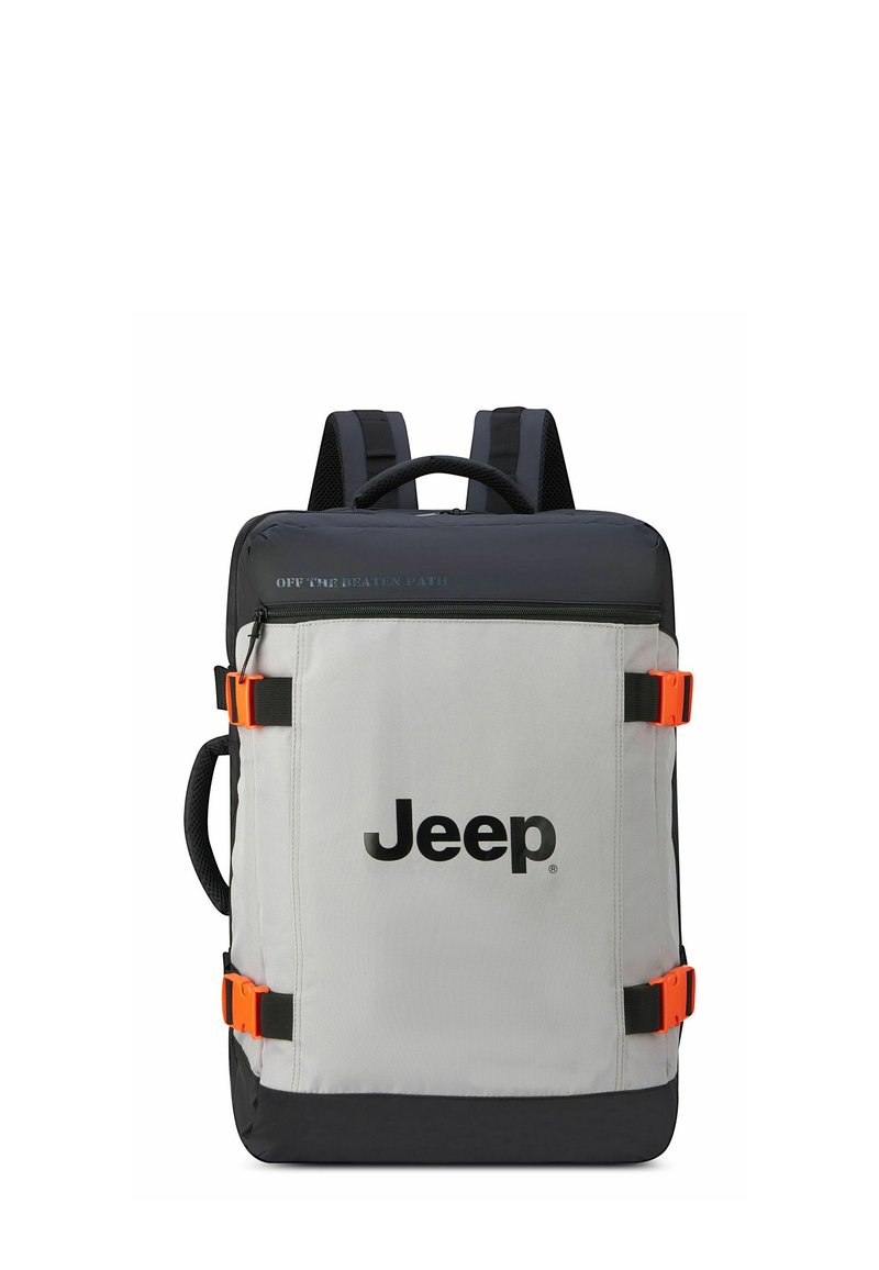 Mochila gris y negra con acentos naranjas, que cuenta con correas ajustables, un asa superior y el logotipo de "Jeep" en el panel frontal.