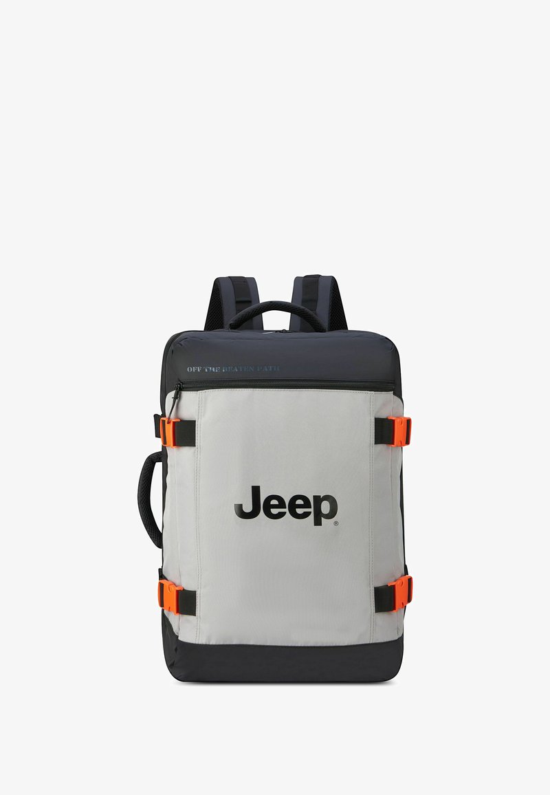 Mochila gris y negra con acentos naranjas, que cuenta con correas ajustables, un asa superior y el logotipo de "Jeep" en el panel frontal.