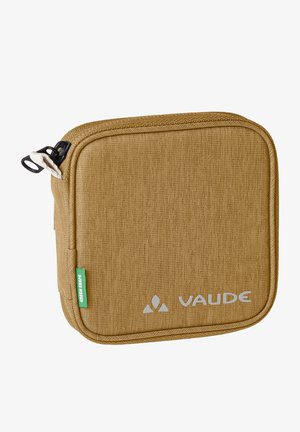 Bruine, gestructureerde stoffen opbergzak met een ritssluiting, voorzien van een groene label en een witte, reliëflogo in een vierkante vorm, compact ontwerp.