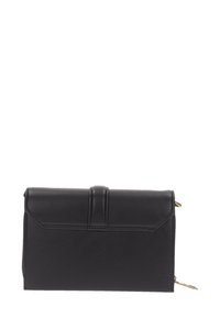 Cartera negra de cuero con solapa plegable y lados con cremallera. Textura lisa, diseño minimalista y detalles de costura sutiles.