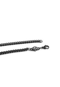 Lanț din metal negru cu un design împletit, având un detaliu de închidere în formă de lotus. Textură netedă, finisaj elegant și construcție robustă.