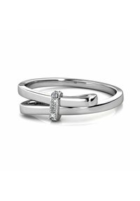 Anello d'argento con una banda elegante e liscia. Presenta un design incrociato e cinque piccoli gemme trasparenti incastonate in una parte lucida.