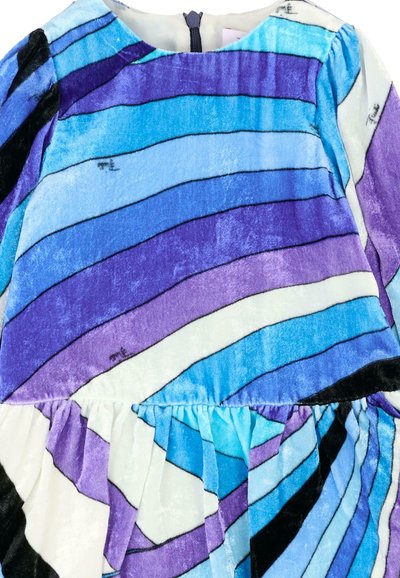 Abito di velluto con strisce ondulate in tonalità di blu e viola, arricchito da dettagli neri. Vita arricciata e zip sul retro.