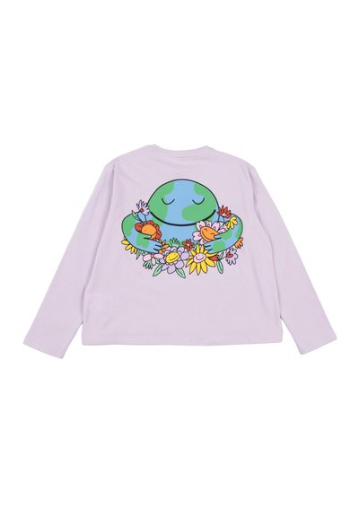 T-shirt a maniche lunghe di colore lavanda con una grafica colorata di un personaggio di cartone rappresentante la Terra che tiene fiori sul retro. Materiale in cotone morbido.