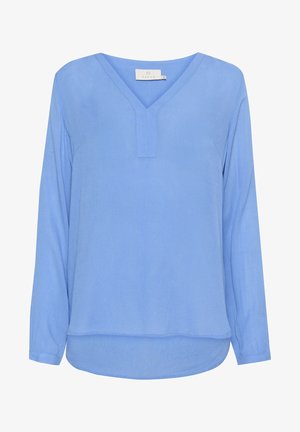 Blouse à manches longues bleu clair avec un décolleté en V, des plis sur le devant et un ourlet arrondi. Fabriquée à partir d'un tissu lisse et légèrement texturé.