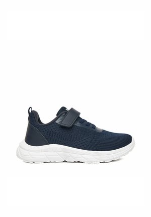 Granatowy sportowy sneaker z białą podeszwą, siateczkową cholewką, elastycznymi sznurówkami i paskiem na rzep na górze dla bezpiecznego dopasowania.