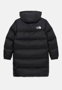 Črna puffer jakna s kapuco, s prešito zasnovo in elastičnimi manšetami. Opazen bel logotip na zgornjem hrbtu.