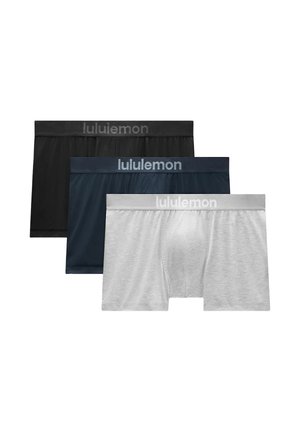 Tre par herre boxershorts i sort, navy og lysegrå med "lululemon" logoer på linningene, stabler foran til bag.
