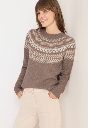 Pull en tricot marron avec une emmanchure décorée de motifs beiges et bleu clair. Manches longues, col rond, fabriqué dans un matériau doux. Assorti à un pantalon de couleur claire.