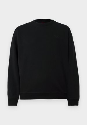 Sweatshirt noir en tissu doux, avec un col rond, des poignets côtelés et un petit emblème sur la poitrine. Design simple et sans embellissement.