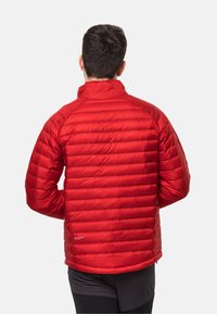 Rote gepolsterte Jacke mit hohem Kragen, horizontalen Steppnähten, glatter Textur und verstärkten Nähten. Logo auf der unteren Rückseite sichtbar.